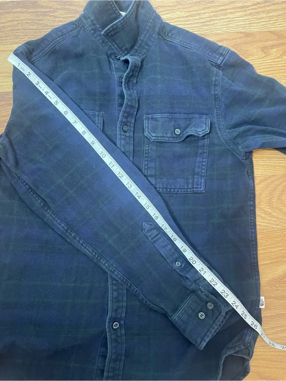 The north face  long-sleeve button-down shirt size M